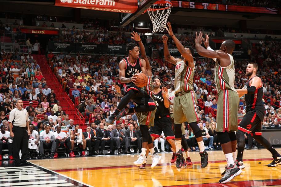 DeMar DeRozan, Toronto Raptors, prova il pass cercando di superare la difesa dei Miami Heat (Getty Images)